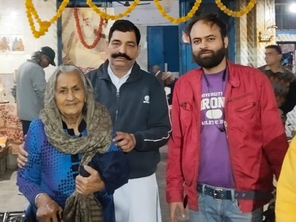 दादी से मिलकर पोता हुआ भावुक,बुजुर्ग महिला को नवजन मोर्चा समिति ने मिलवाया