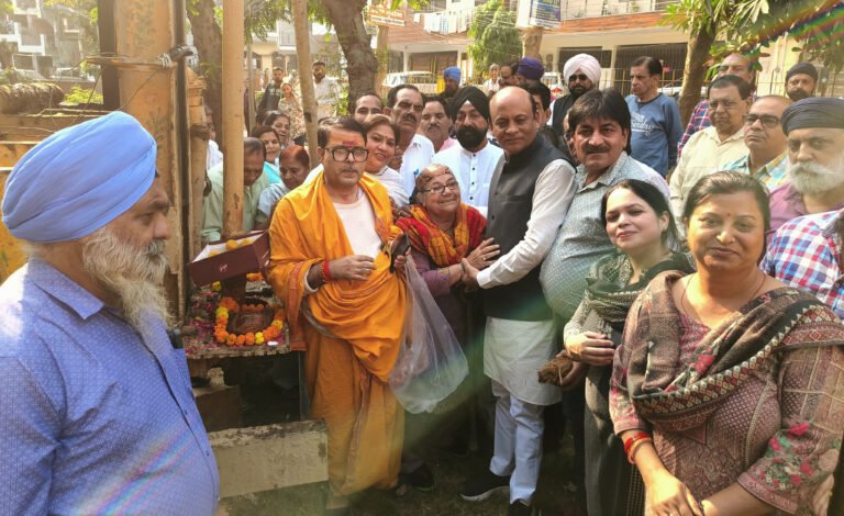 विधायक धनेश अदलखा ने बुजुर्ग महिला के हाथों पांच नंबर एफ ब्लॉक में करवाया टयूबवैल का उदघाटन