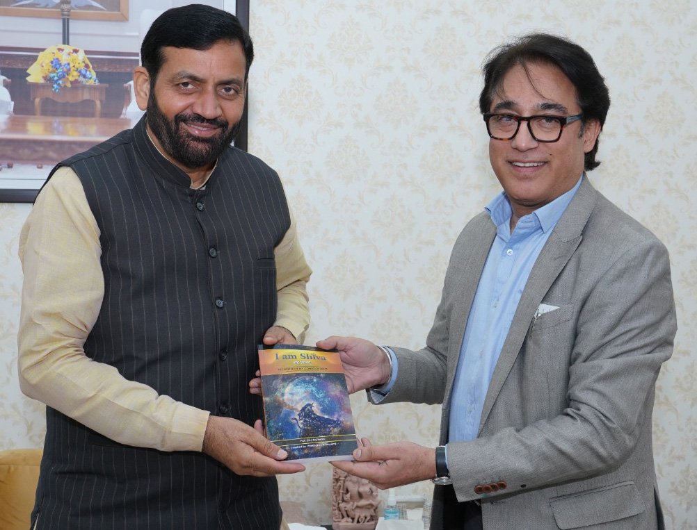 कुलपति डॉ. राज नेहरू ने मुख्यमंत्री नायब सिंह सैनी को अपनी पुस्तक ‘अहं शिवम्  भेंट की, कौशल विकास परियोजनाओं पर हुआ मंथन 