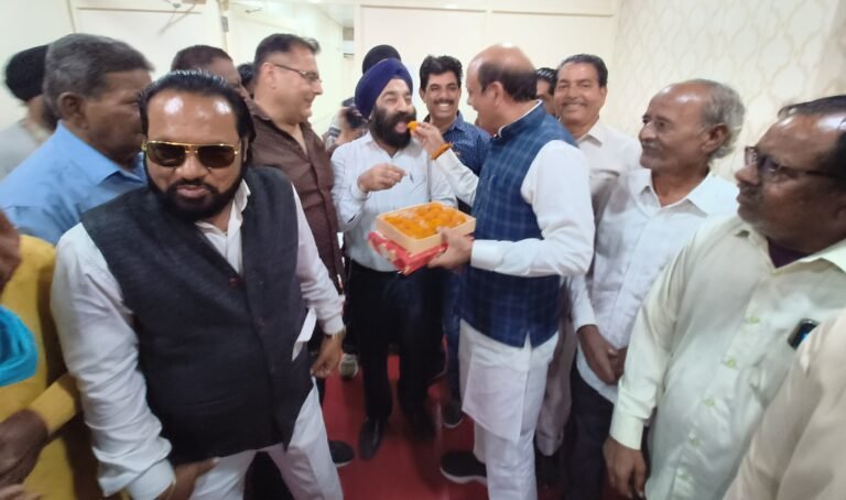 महाराष्ट में भाजपा गठबंधन की शानदार जीत पर विधायक धनेश अदलखा ने बांटी मिठाई, कार्यकर्ता खुशी से झूमे