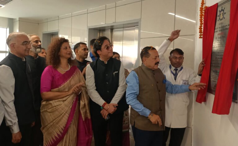 केंद्रीय राज्यमंत्री डॉ. जितेंद्र सिंह ने श्री विश्वकर्मा कौशल विश्वविद्यालय में किया एडवांस मेकाट्रॉनिक्स लैब और फ्लेबोटोमीलैब का उद्घाटन