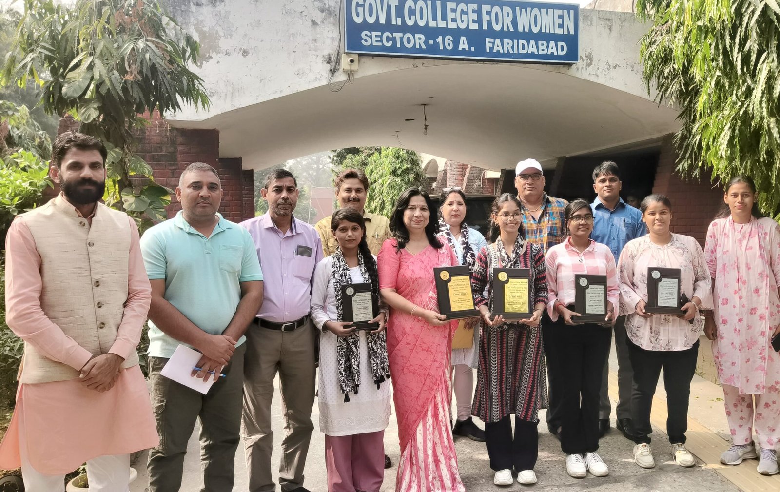 फरीदाबाद युवा महोत्सव में राजकीय महिला महाविद्यालय की पदक जीतकर लौटी छात्राओं को किया सम्मानित