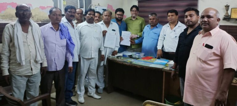 सीवरमैन कर्मचारी यूनियन के प्रधान पद के चुनाव के लिए अनूप व राजेन्द्र ने किया नामांकन 