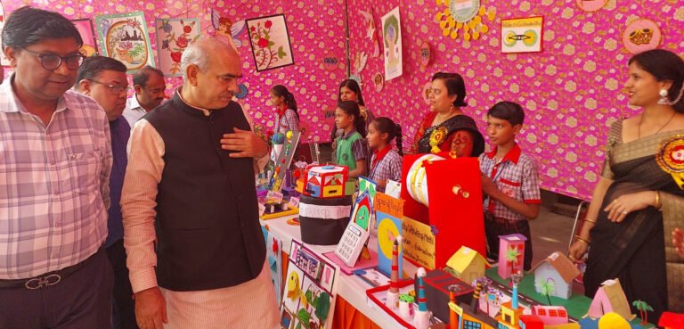 आर्य विद्या मंदिर स्कूल के वार्षिकोउत्सव कार्यक्रम के दौरान जरूरतमंद महिलाओं और बेटियों को बांटी सिलाई मशीन