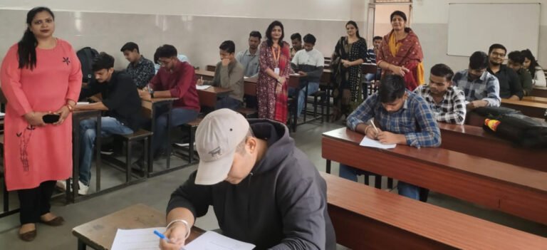 डीएवी शताब्दी महाविद्यालय में स्वामी विवेकानंद यूथ क्लब द्वारा लिखित परीक्षा का आयोजन