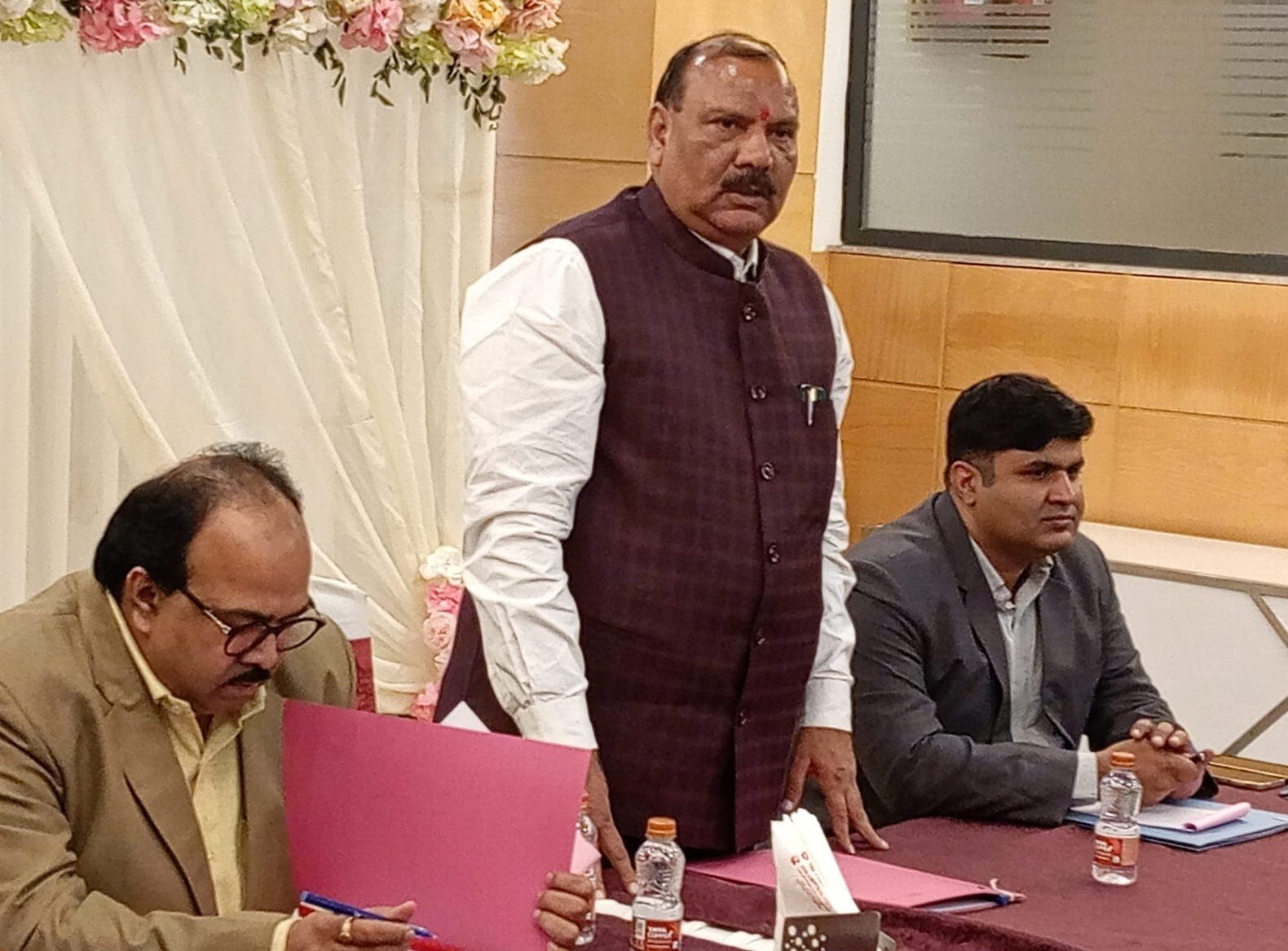 हरको बैंक के चेयरमैन ने बैंक कर्मियों की लगाई क्लास, काम के ढर्रे में करें बदलाव