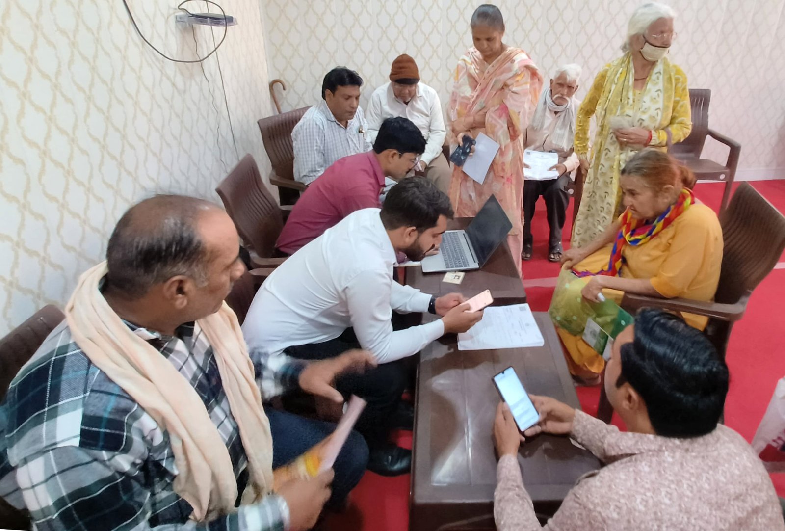 बडखल विधायक धनेश अदलखा के कार्यालय में लगाया गया सामान्य सेवा केन्द्र शिविर