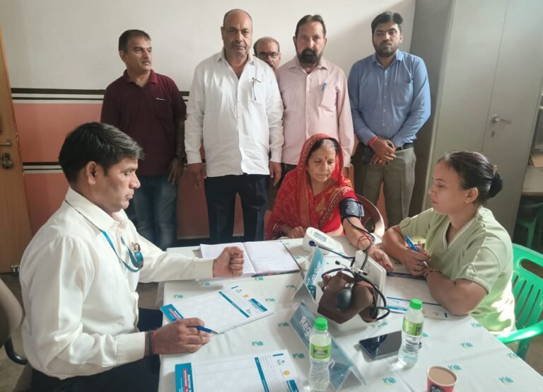 दयानन्द स्कूल सेक्टर-10 में पंजाबी फेडरेशन द्वारा लगाया गया स्वास्थय जांच शिविर