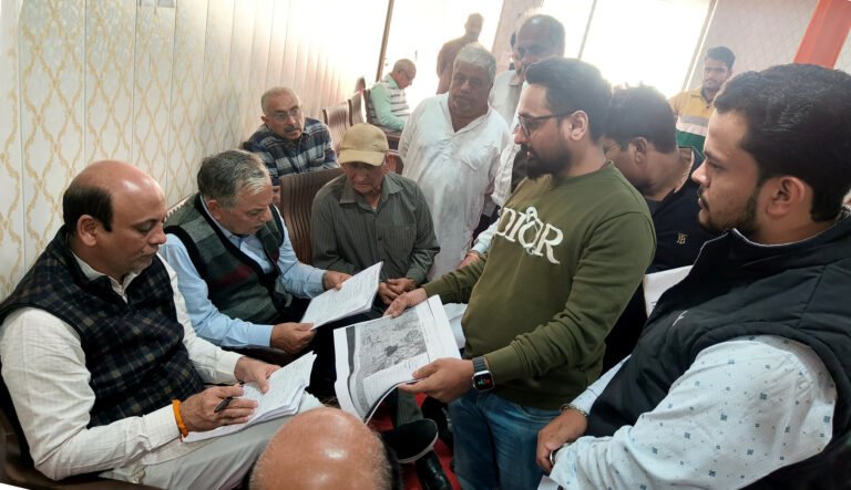 ज्यादातार लोगों की समस्याओं को बडखल के विधायक धनेश अदलखा ने मौके पर ही निपटा दिया 