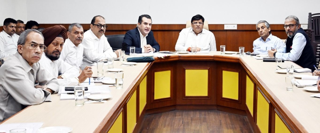 नागरिक उड्डयन मंत्री विपुल गोयल ने वरिष्ठ अधिकारियों के साथ समीक्षा बैठक में  विकास  कार्यों को जल्द से जल्द पूरा करने के दिए आदेश