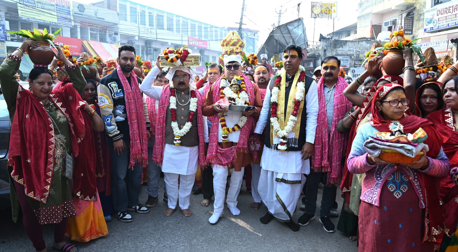 श्रीमद भगवत कथा सप्ताह के शुभारंभ पर निकाली गई भव्य कलश यात्रा