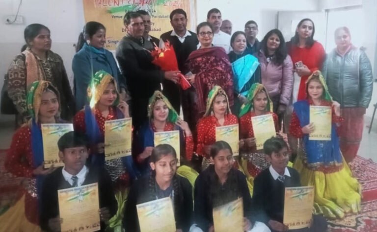 टैलेंट सर्च में सराय ख्वाजा के राजकीय आदर्श वरिष्ठ माध्यमिक विद्यालय के विद्यार्थियों ने ग्रुप डांस में जीते पुरस्कार