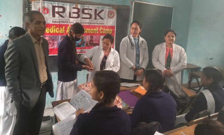 गवर्नमेंट स्कूल सराय ख्वाजा में शिक्षा विभाग के निर्देशानुसार जिला स्वास्थ्य विभाग द्वारा स्वास्थ्य जांच शिविर का आयोजन