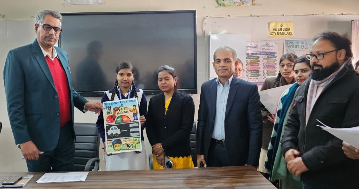 राजकीय विद्यालय सराय ख्वाजा अंजली सैनी को जिला शिक्षा अधिकारी अजीत सिंह ने सम्मानित किया