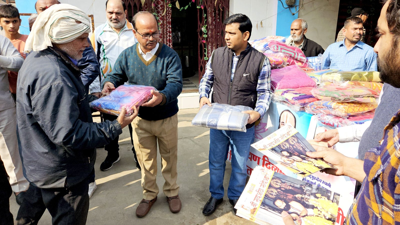 सेक्टर -15 के वृद्धाश्रम में श्री सिद्धदाता आश्रम ने बांटा जरूरी सामान