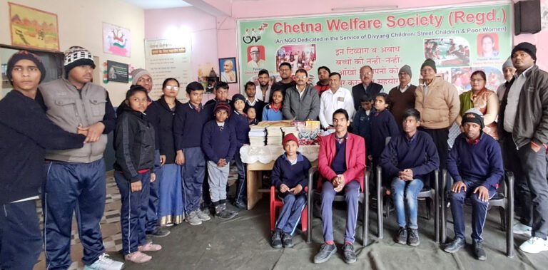 दिव्यांग बच्चों को पाठ्य सामग्री व अल्पाहार वितरित किया