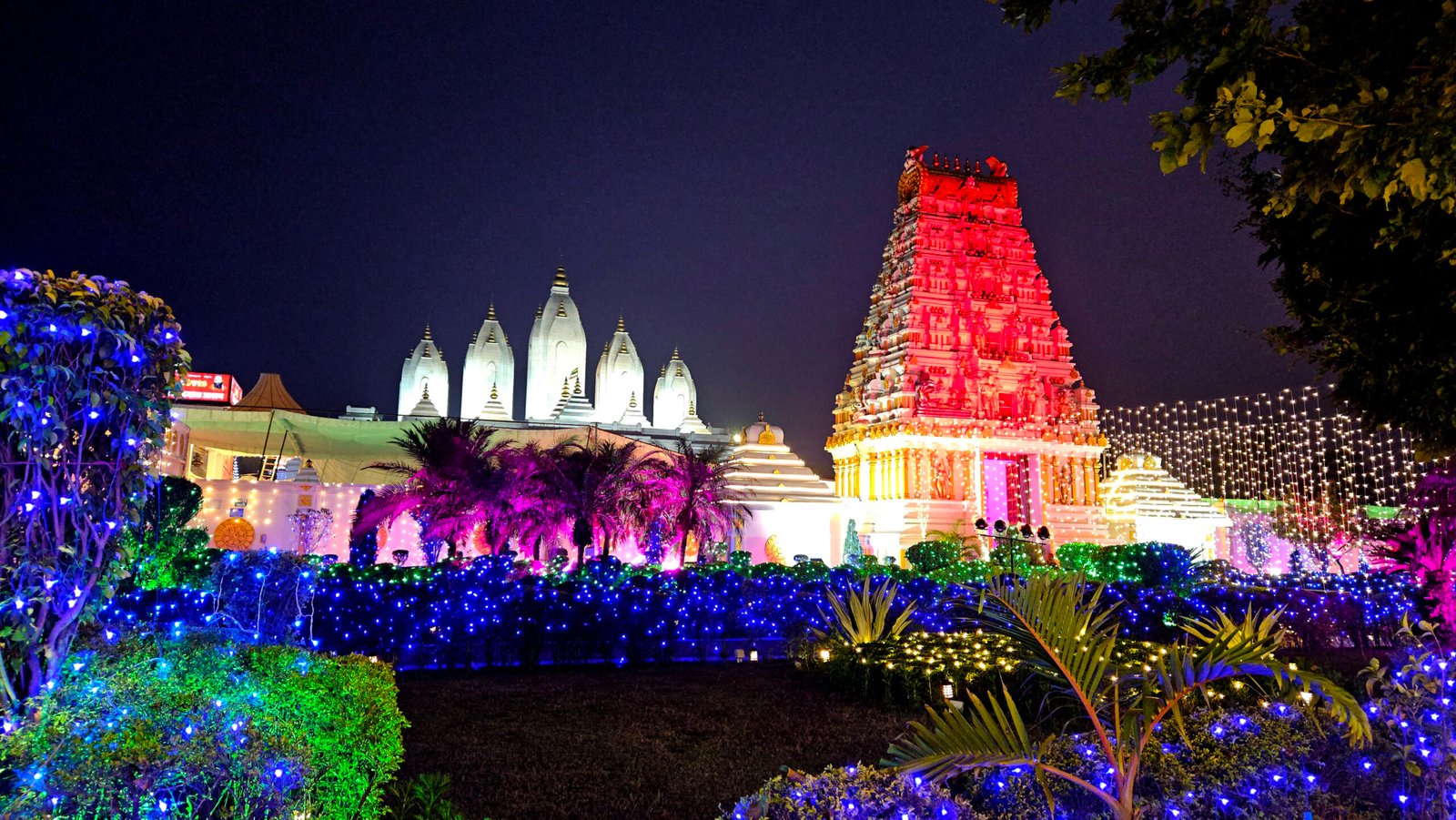 सूरजकुंड रोड सेक्टर- 44 स्थित श्री लक्ष्मीनारायण दिव्यधाम (श्री सिद्धदाता आश्रम) में 1, जनवरी को आयोजित होने वाले पूज्य गुरुदेव जी के जन्मोत्सव एवं नववर्ष-2025 उत्सव के बिजली की हजारों लडियों एवं बल्बों से सजाया गया