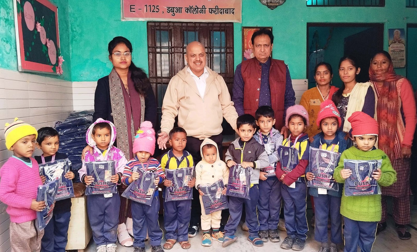 जागृति कान्वेंट स्कूल के जरूरतमंद छात्रों को समाजसेवीयो ने बांटी जर्सियां