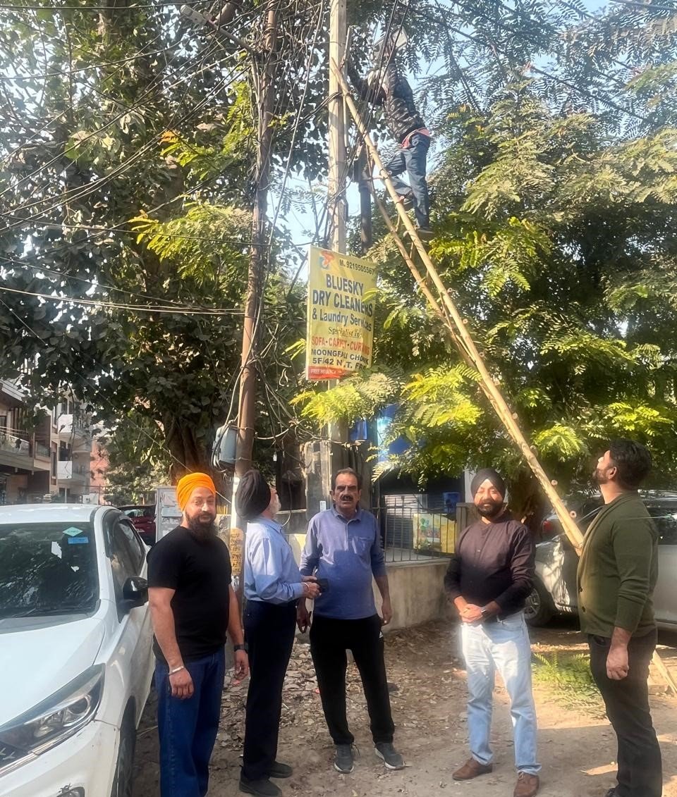 5एफ ब्लॉक में लगी लाइटे, स्थानीय लोगों ने किया विधायक धनेश अदलखा का धन्यवाद