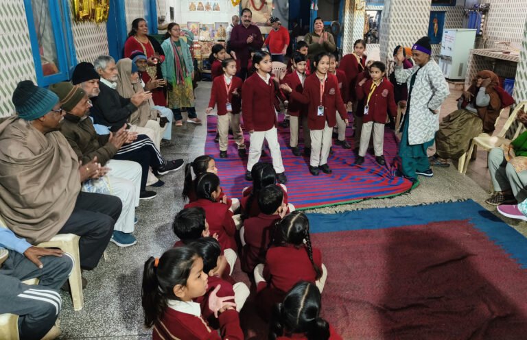 डीएवी स्कूल एनएच-3  के बच्चों ने की वृद्वों से मुलाकात