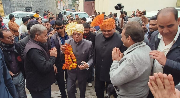 लकड़पुर गांव में राज्यमंत्री राजेश नागर और उत्तर प्रदेश अमरोहा के सासंद कवर सिंह तंवर को गांव वालों ने पहनाई पगड़ी और किया जोरदार स्वागत