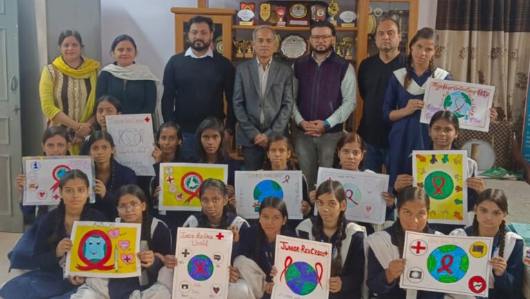 राजकीय विद्यालय सराय ख्वाजा में जेआरसी और सेंट जॉन एम्बुलैंस ब्रिगेड ने विश्व एड्स दिवस पर  पेंटिंग बना कर बचाव का संदेश दिया
