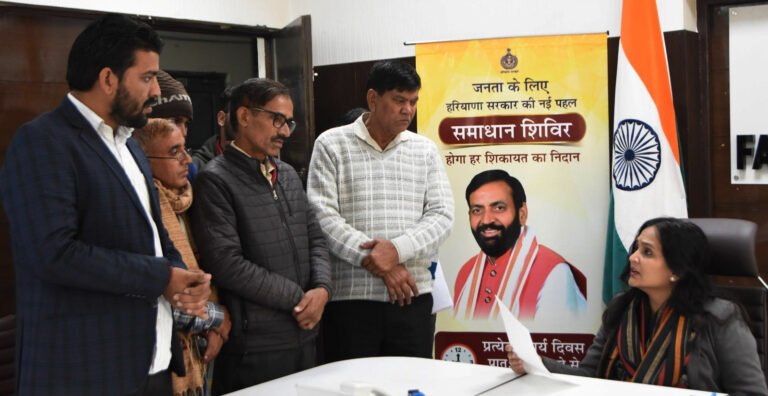 समाधान शिविर में एसडीएम शिखा ने सुनी शिकायतें