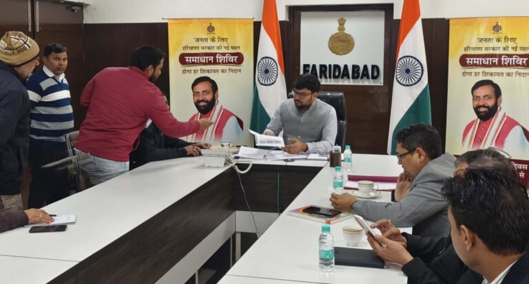 सरकार और जनता के बीच मजबूत सेतु बन रहा है समाधान शिविर, सोमवार को सीटीएम अंकित कुमार ने सुनी शिकायतें