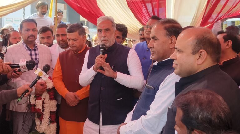 केंद्रीय राज्य मंत्री कृष्ण पाल गुर्जर ने एनआईटी में लगभग साढ़े 5 करोड़ रुपए से बनने वाले आरएमसी नाले के निर्माण कार्य का शिलान्यास किया