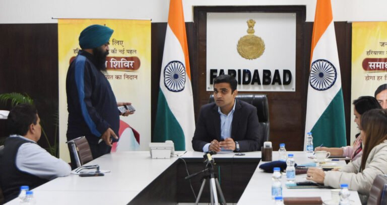 डीसी ने एक-एक कर फरियादियों को बुलाकर उनकी समस्याओं को ध्यानपूर्वक सुना, अधिकारियों को निर्देश दिए 