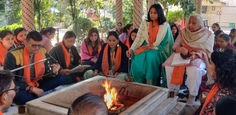 डीएवी शताब्दी महविद्यालय की प्राचार्या डॉ. अर्चना भाटिया के शिक्षक सेवा में 36 वर्ष पूर्ण होने पर हवन का आयोजन
