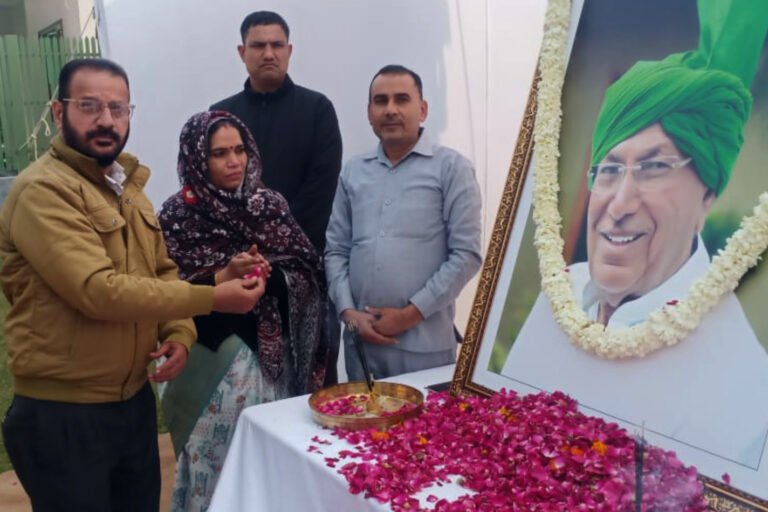 पूर्व महापौर श्रीमती अनीता गोस्वामी ने स्व. चौधरी ओमप्रकाश चौटाला को श्रद्धा सुमन अर्पित कर श्रद्धांजलि दी