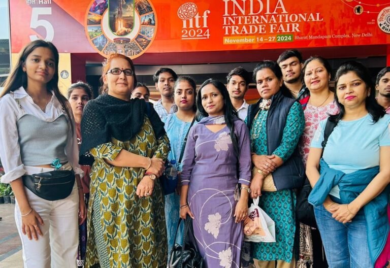 शताब्दी महाविद्यालय में छात्रों के लिए किया गया अंतर्राष्ट्रीय व्यापार मेले की शैक्षिक यात्रा का आयोजन