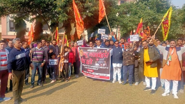 बांग्लादेश में हिन्दू नरसंहार के विरोध में रॉयल हिल व पर्ल फ्लोर के लोगों ने मार्च निकाला