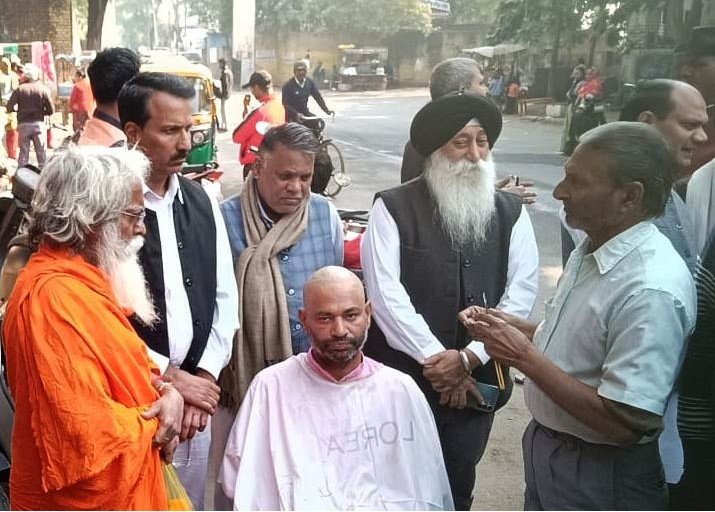 रैफर मुक्त फरीदाबाद के धरने पर 13 वें दिन समाज सेवियों ने करवाया मुंडन