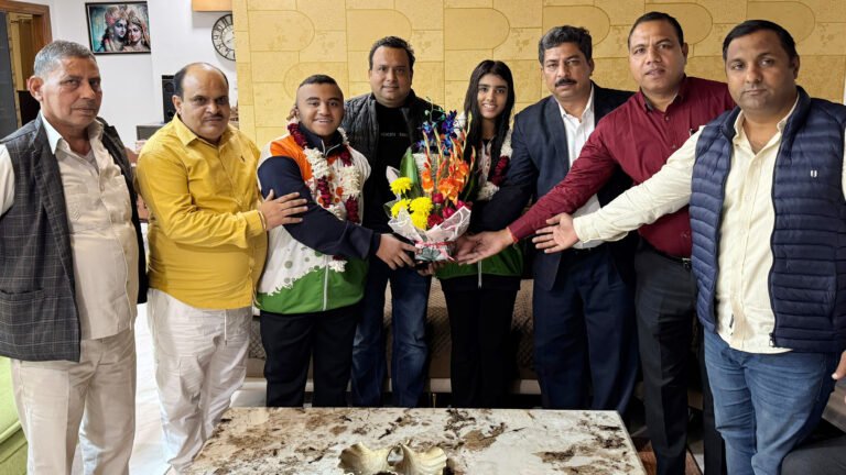 साऊथ अफ्रीका कामनवेल्थ कराटे प्रतियोगिता- 2024 में रजत पदक विजेता  सानवी और शुभांग को टोनी पहलवान और केडी शर्मा ने दी बधाई