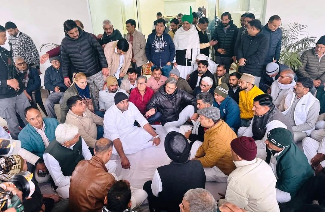 पूर्व सीएम स्व. चौटाला की अस्थियां पहुंची फरीदाबाद इनेलो कार्यालय,श्रद्धांजलि अर्पितकर अस्थियां यमुना नदी में प्रवाहित की