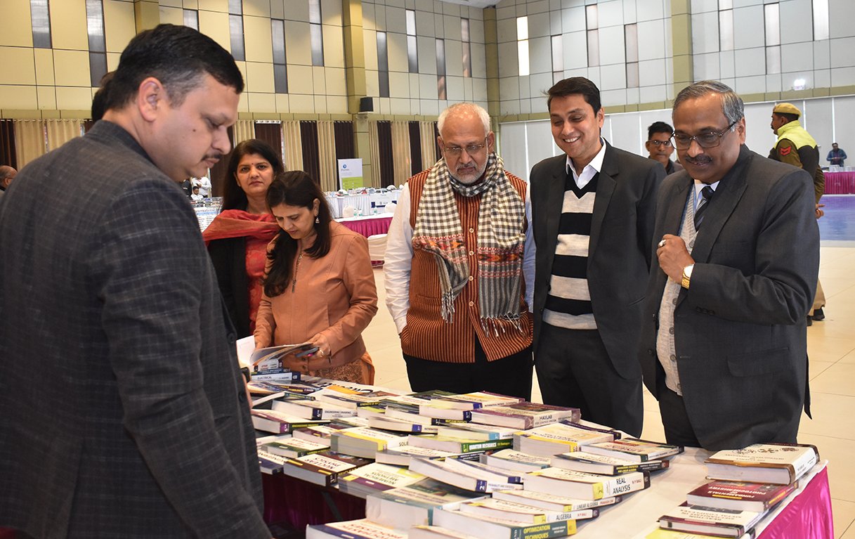 कुलपति ने किया दो दिवसीय पुस्तक प्रदर्शन का शुभारंभ