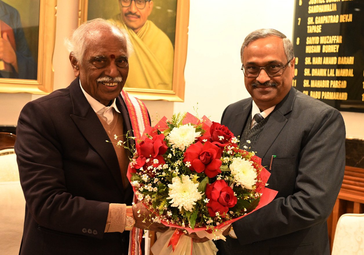 कुलपति प्रो. तोमर ने राज्यपाल को नववर्ष की हार्दिक शुभकामनाएं दीं