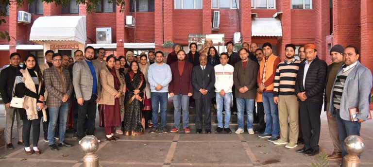 कश्मीर से शैक्षणिक प्रतिनिधिमंडल ने किया जेसी बोस विश्वविद्यालय का दौरा