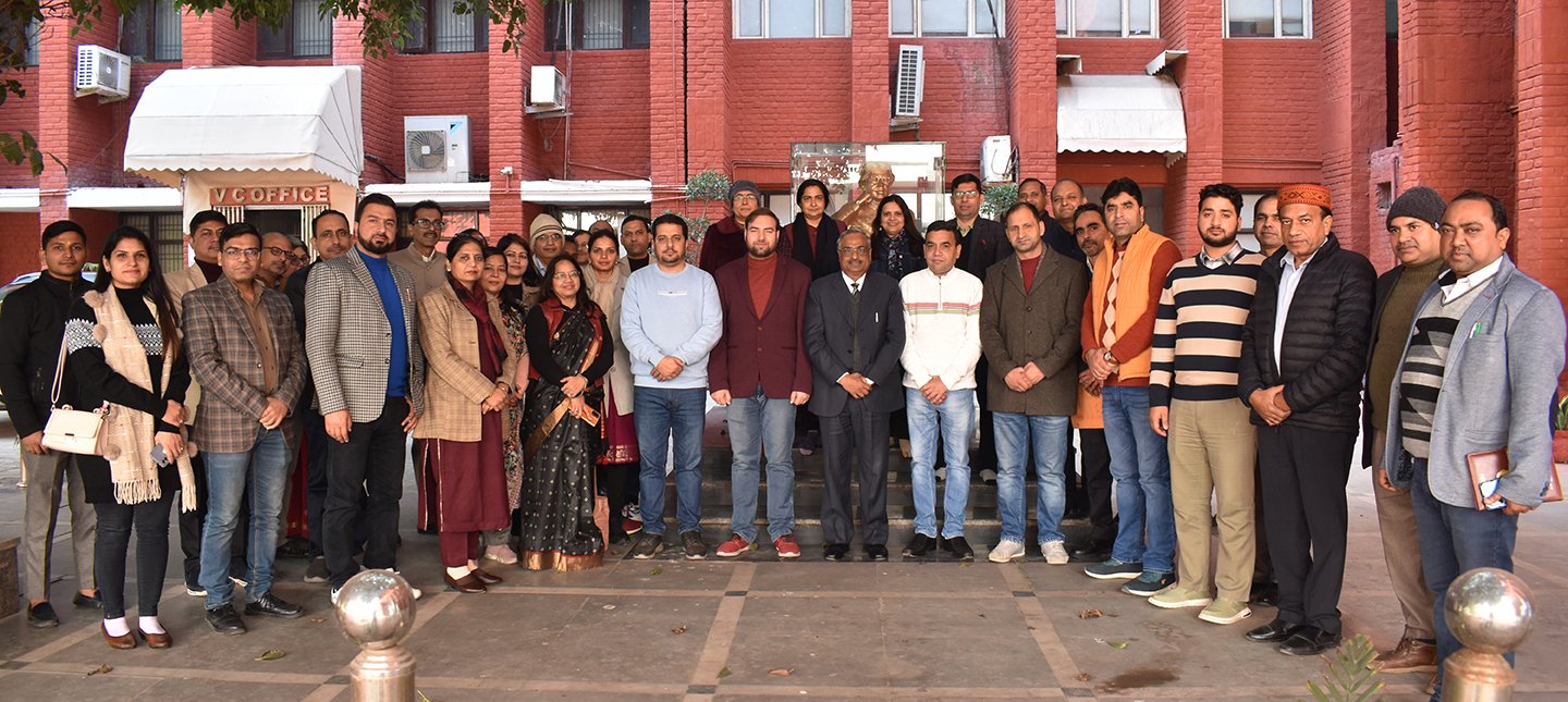 कश्मीर से शैक्षणिक प्रतिनिधिमंडल ने किया जेसी बोस विश्वविद्यालय का दौरा