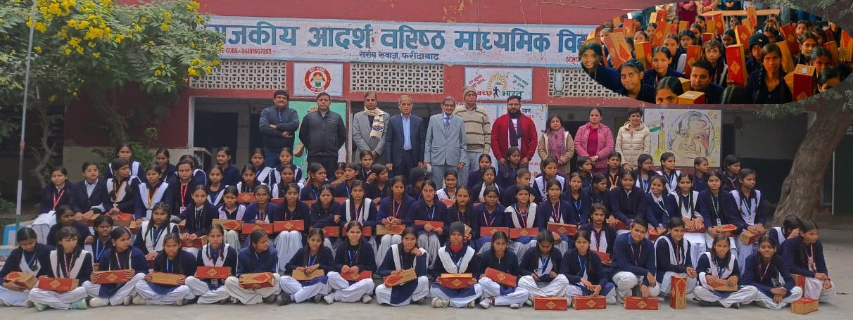 छात्र छात्राओं को स्वेटर और शूज वितरित