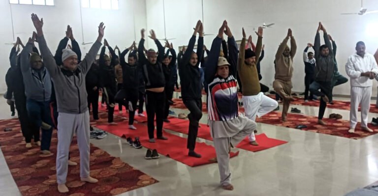 पुलिसकर्मियों ने सूर्य नमस्कार का किया अभ्यास