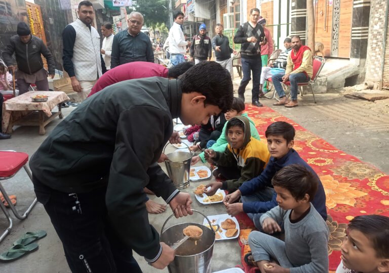 द टैक्सटाईल इंडस्ट्रीयल वर्कर्स को. हाऊसिंग सोसाईटी ने नववर्ष पर भण्डारे का आयोजन किया