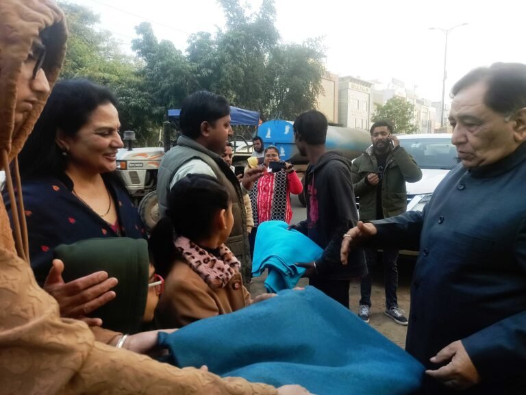 समाजसेवियों ने माता चौक पर जरूरतमंदों को कम्बल वितरित किए