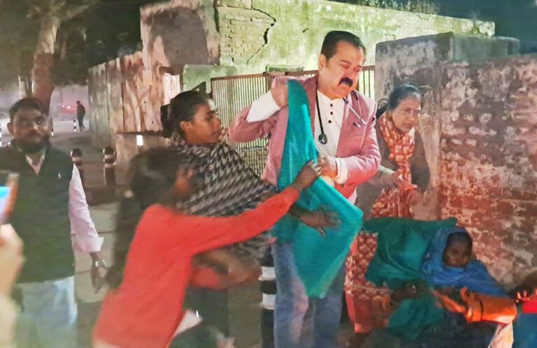 वरिष्ठ बाल रोग विशेषज्ञ डा.आरके कपूर ने जरूरतमंदों को 101 कम्बल वितरित किए