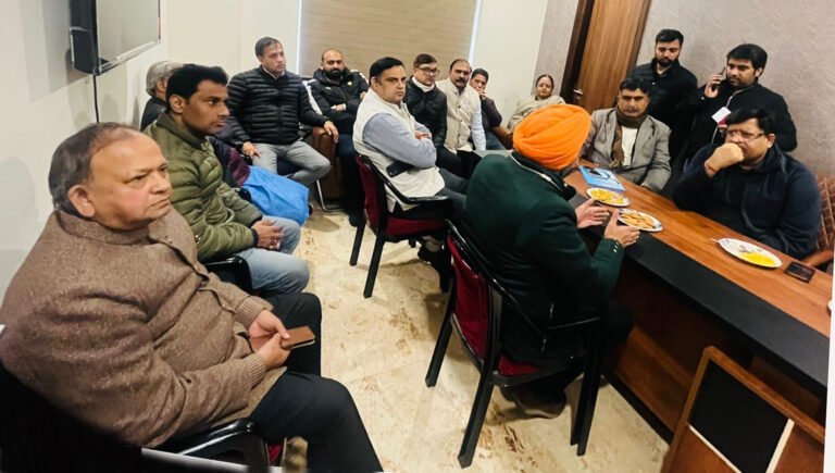 कैबिनेट मंत्री विपुल गोयल ने भाजपा कार्यालय पर सुनी कार्यकर्ताओं और जनता की समस्याएं