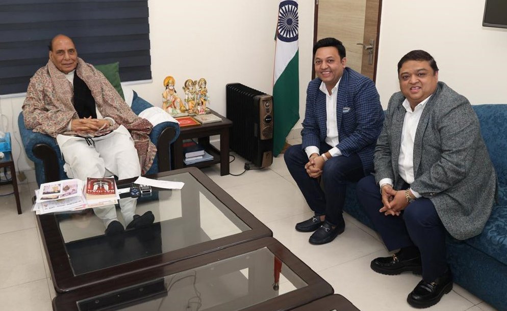प्रसिद्व युवा उद्योगपति आशीष जैन व अभिषेक जैन ने रक्षा मंत्री राजनाथ सिंह से की शिष्टाचार भेंट, नववर्ष की शुभकामनाएं दी