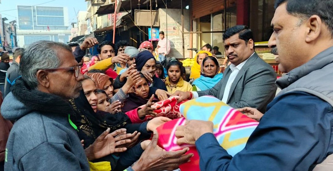 माता पिता के आर्दशों पर चलते हुए हर वर्ष कम्बल वितरण करते है देवेन्द्र अग्रवाल(देबू)