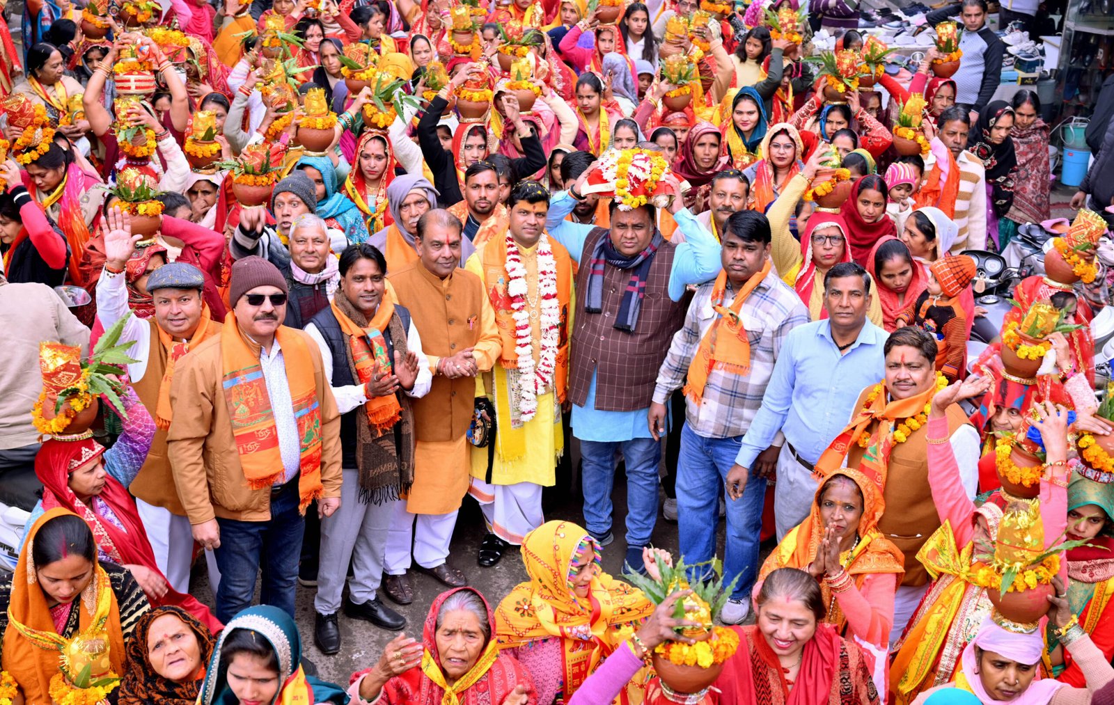 श्रीमद्भागवत कथा के शुभारंभ पर भव्य कलश यात्रा निकाली गई